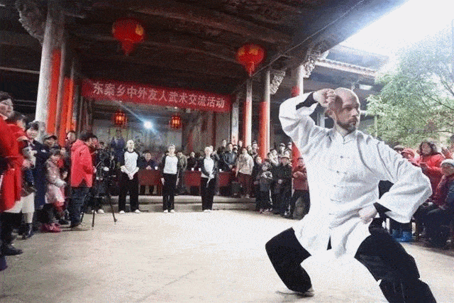 外国友人们也打起了胡柚太极拳 抱拳礼,起势,侧展,马步冲拳…… 编辑