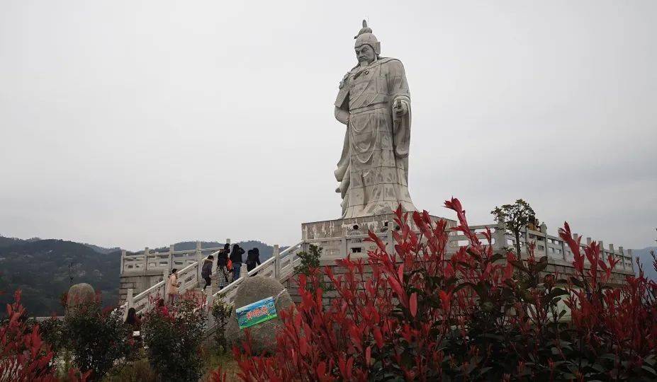 沿着石坡拾阶而上 就是戚继光公园 站在山顶远眺侨乡 一幅青山凝翠