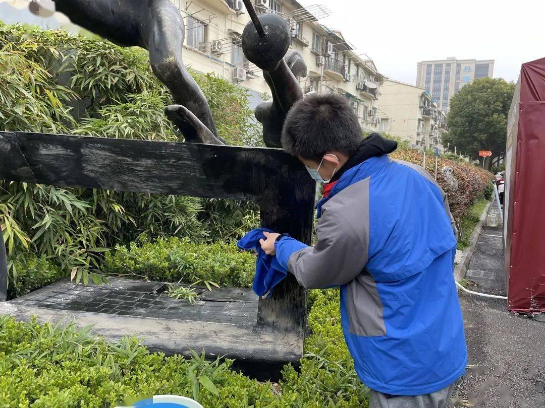 在劳动中爱校荣校,在值勤维护中学习发扬雷锋精神上海市龙宛中学上海