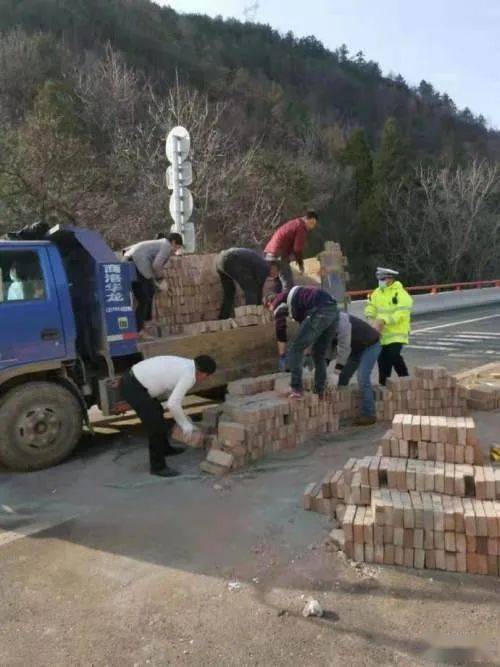 拉砖货车在高速路侧翻,交警,路政等部门化身"搬砖工"赶来帮忙