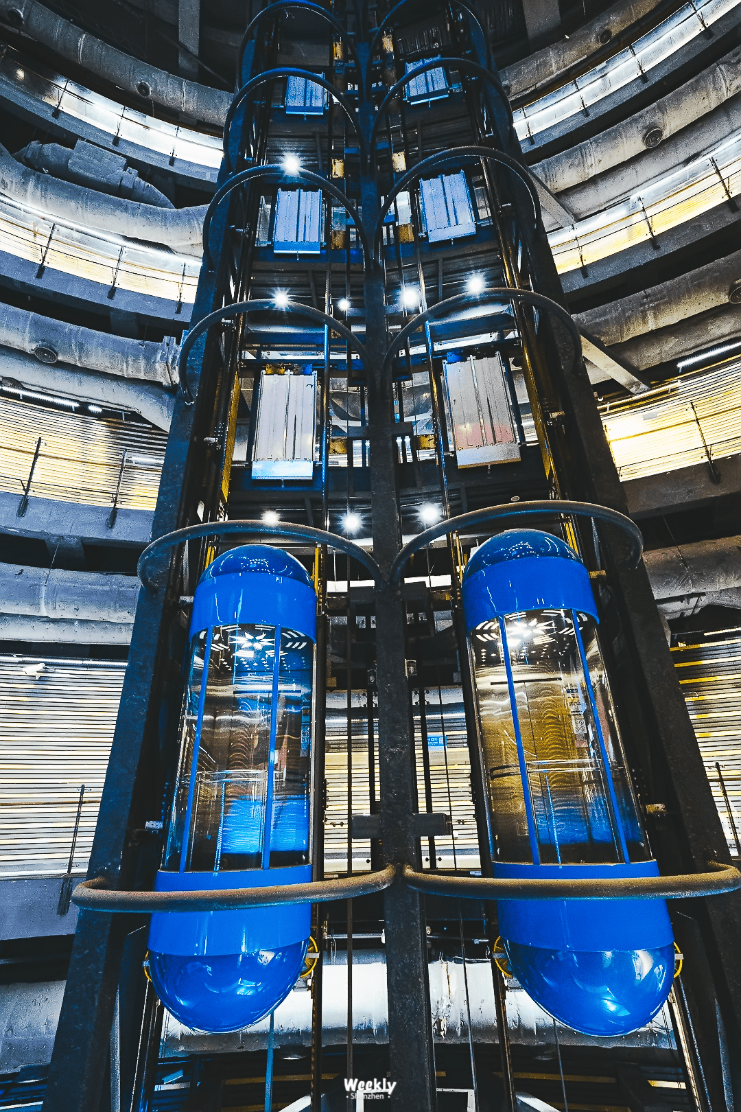 科技感胶囊电梯Ⅲ回旋楼梯的另一侧是长长的回廊,与展厅连成一体,方便