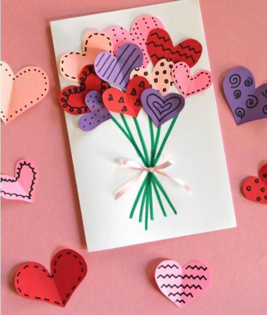 准备材料:卡纸,胶水,剪刀 制作步骤:剪一个粉色的爱心 编织爱心贺卡