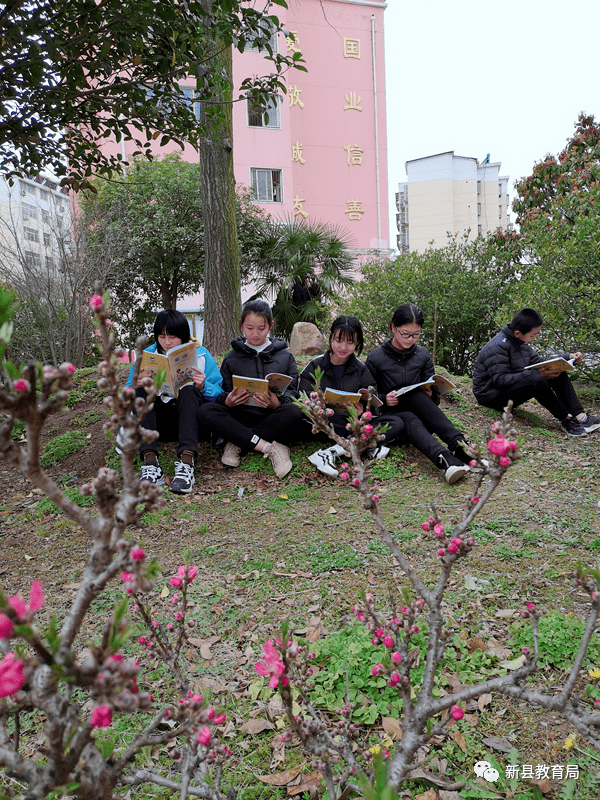 课间锻炼最时尚(摄影:箭厂河中心学校)桃李春风冠集英(摄影:新县三中)