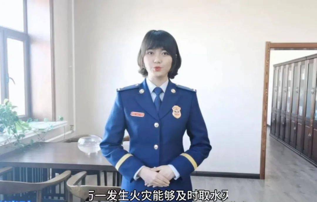 消防女文员消防女文员通过女性的耐心细致,以笔为剑以墨铸魂,在内勤