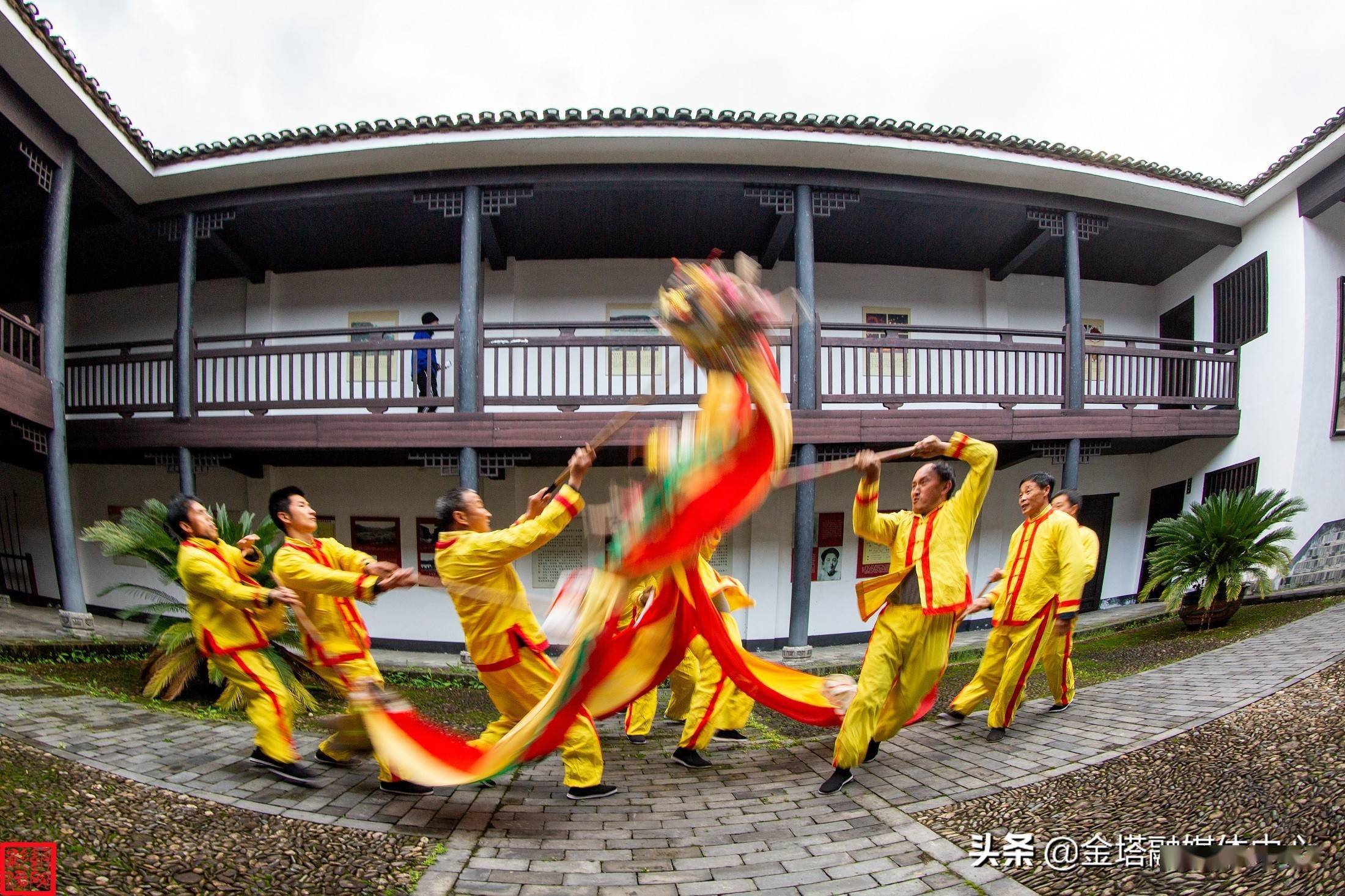 湖南株洲炎陵县三人龙流光溢彩庆吉祥