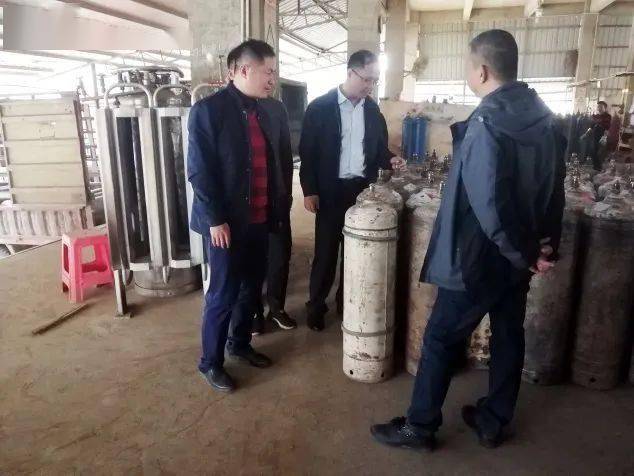 百色市市场监管局领导带队开展全国"两会"期间特种设备安全大检查