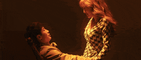 当大波妹掀开上衣时,三观开始毁了_珍妮