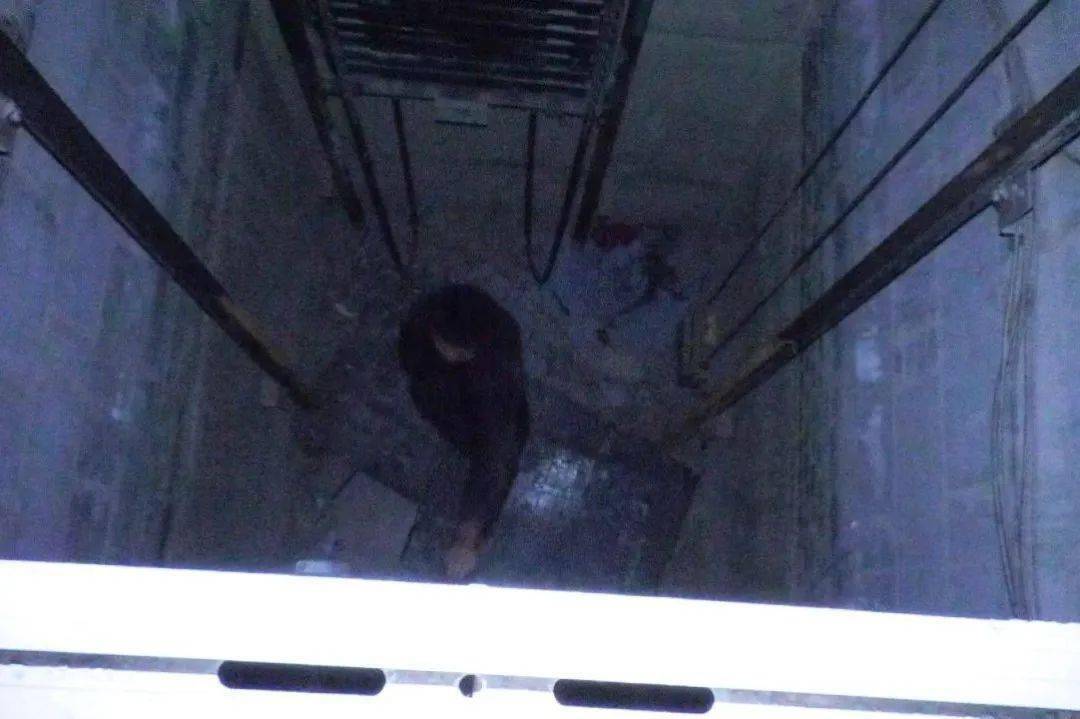 【救援前线】男子被困电梯井内 邯郸消防紧急救援