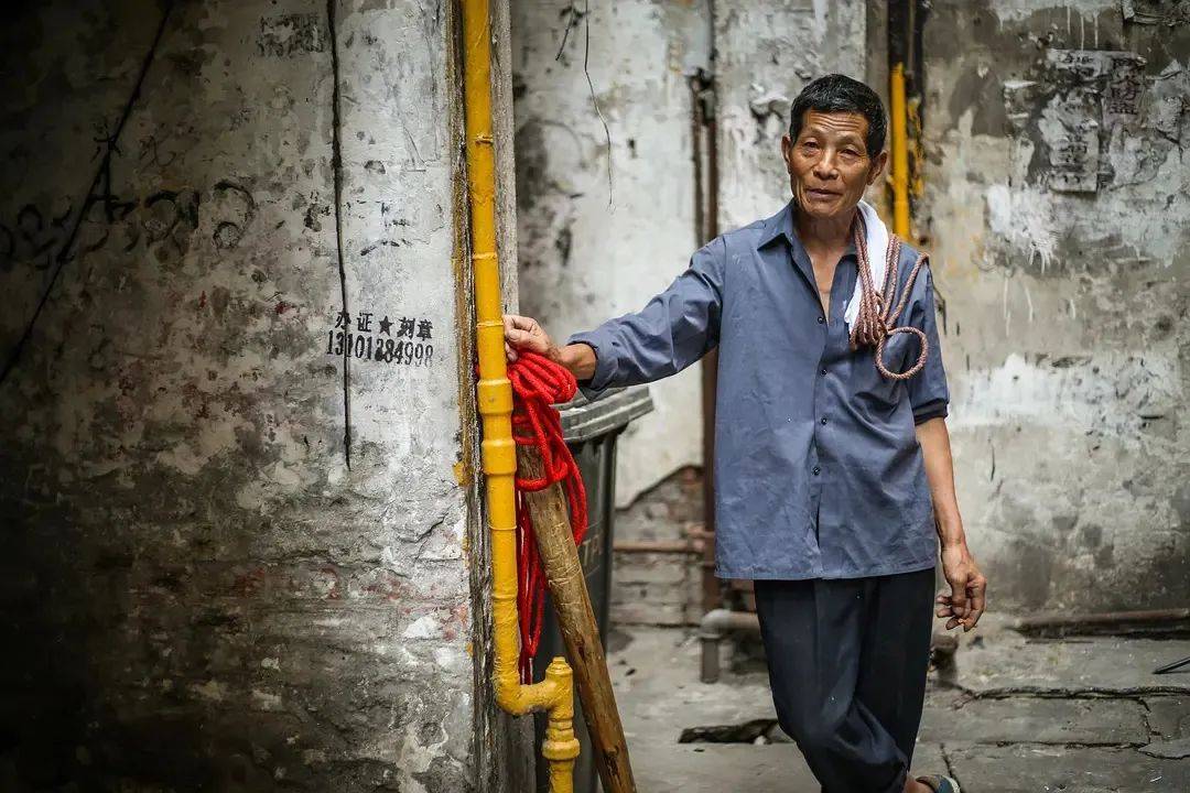《最后的棒棒》主角老黄去世,这座城市永远有你