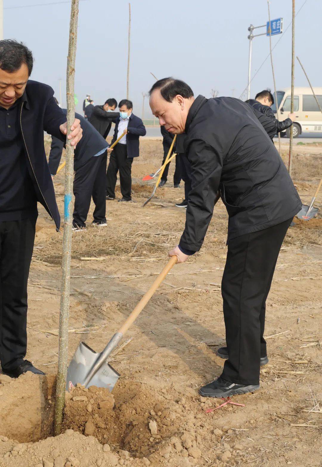 今天,王海军书记,孟宪鹏县长带头为临西植树增绿