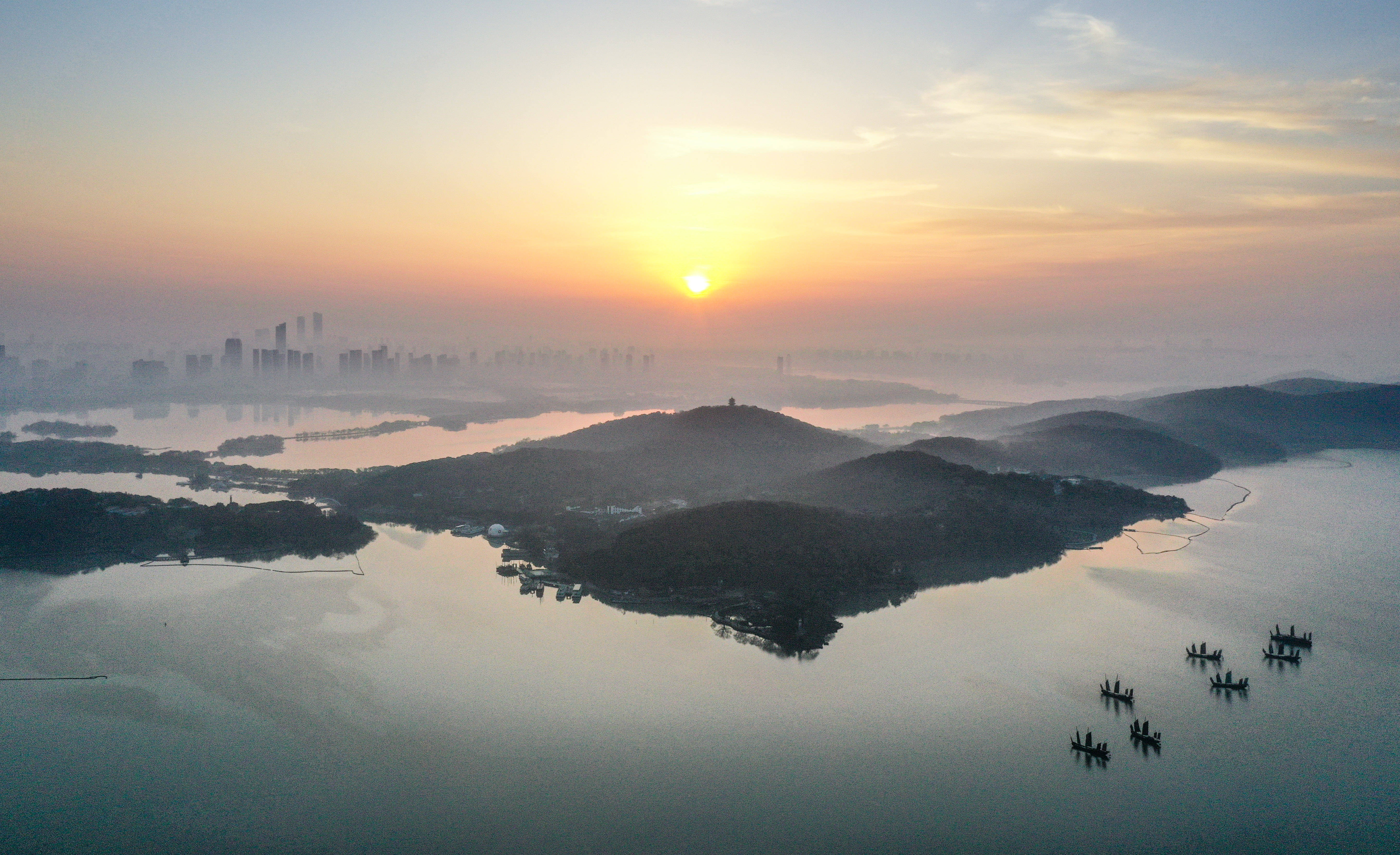 3月13日拍摄的江苏省无锡市太湖鼋头渚景区晨景(无人机照片.