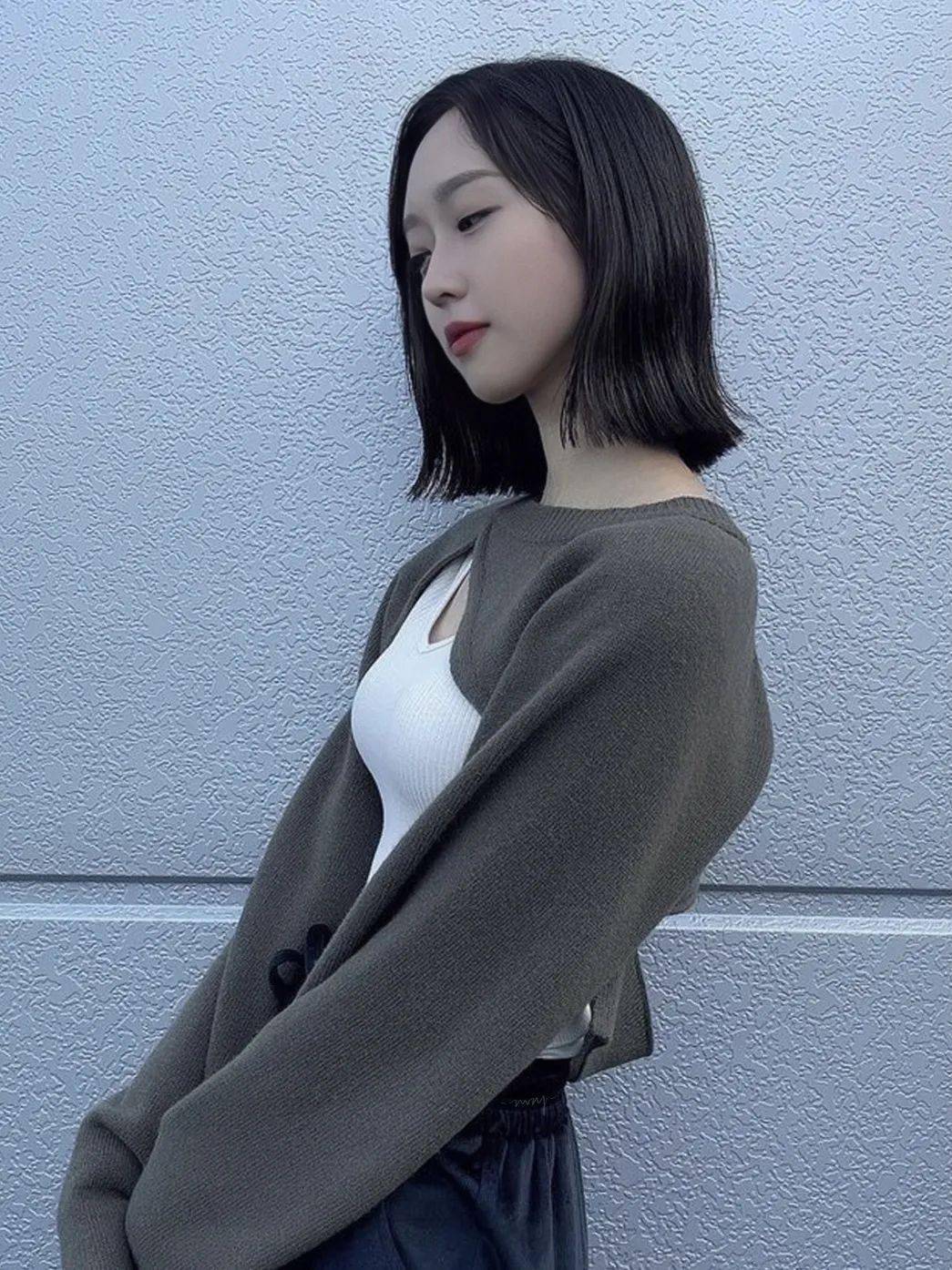 在韩国现在都已经有穿搭博主开始模仿韩智贤 "剪衣服"了, "顶楼女孩"