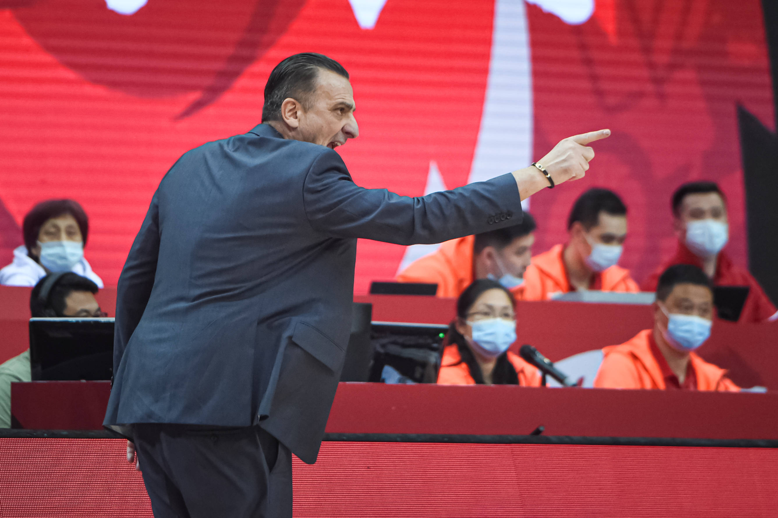 3月17日,山东西王队代理主教练罗萨在比赛中质疑判罚.