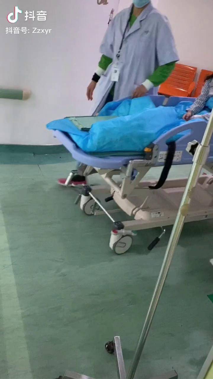 其他小朋友从手术室推出来都是躺着的只有你像没事人一样坐着推出来新
