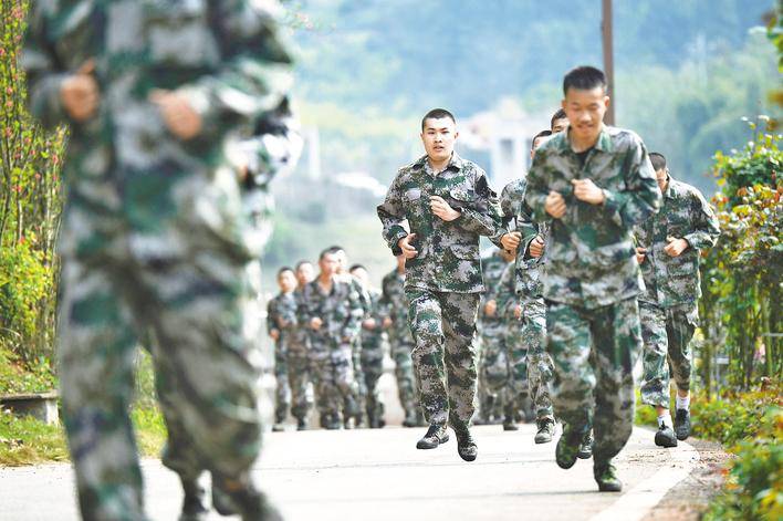 胸戴大红花集结在内江北站,与亲朋好友道别后乘坐高铁前往部队服役