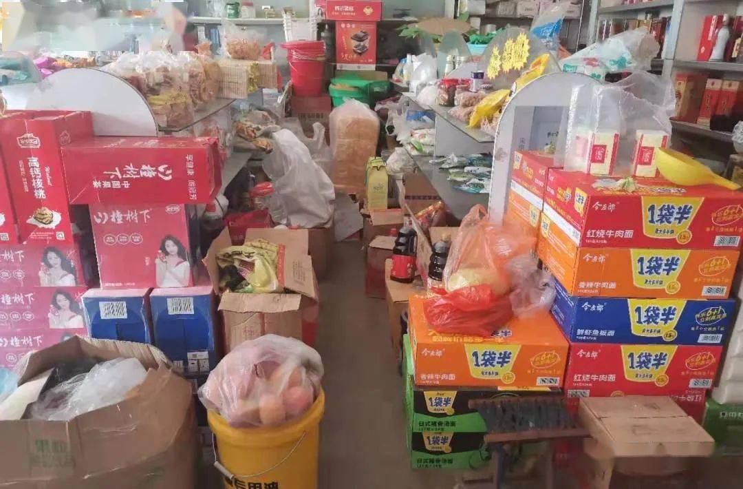 该店物品摆放杂乱,预包装食品未离地存放.已责令整改.