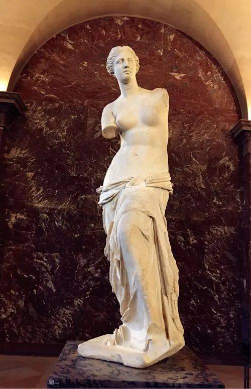 德罗斯于公元前150年左右创作的大理石雕塑,现收藏于法国卢浮宫博物馆