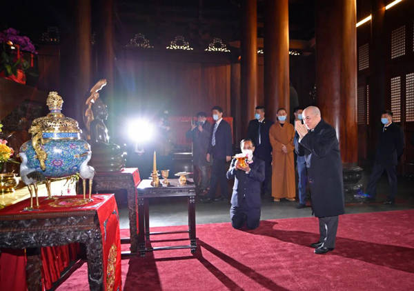 柬埔寨国王西哈莫尼参访上海静安寺