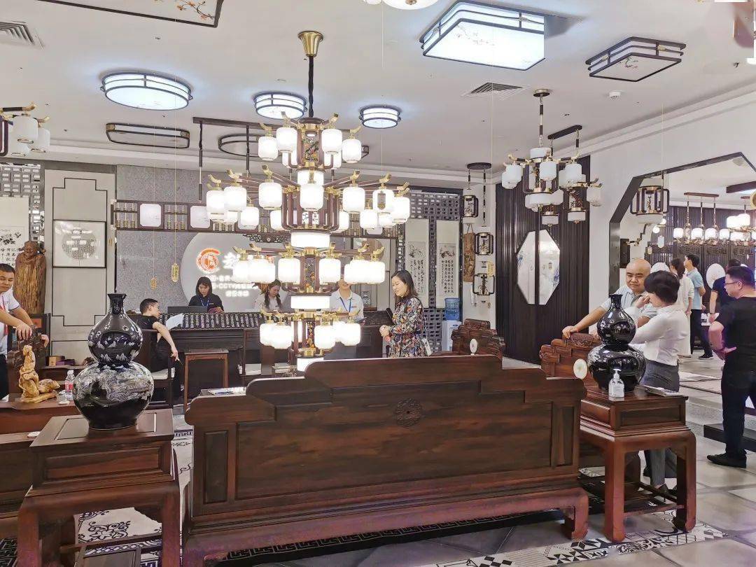 超班品牌运营总店重装升级亮相,携2021年春季新品,以崭新形象迎接全国