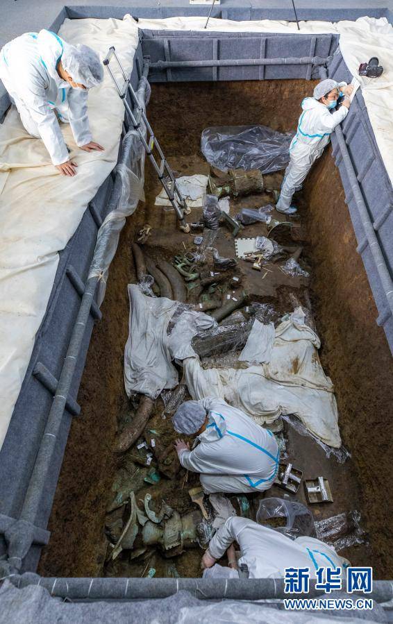 在三星堆遗址考古发掘现场,考古人员在3号