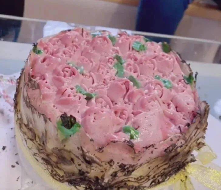 生日宴会上蛋糕着火了