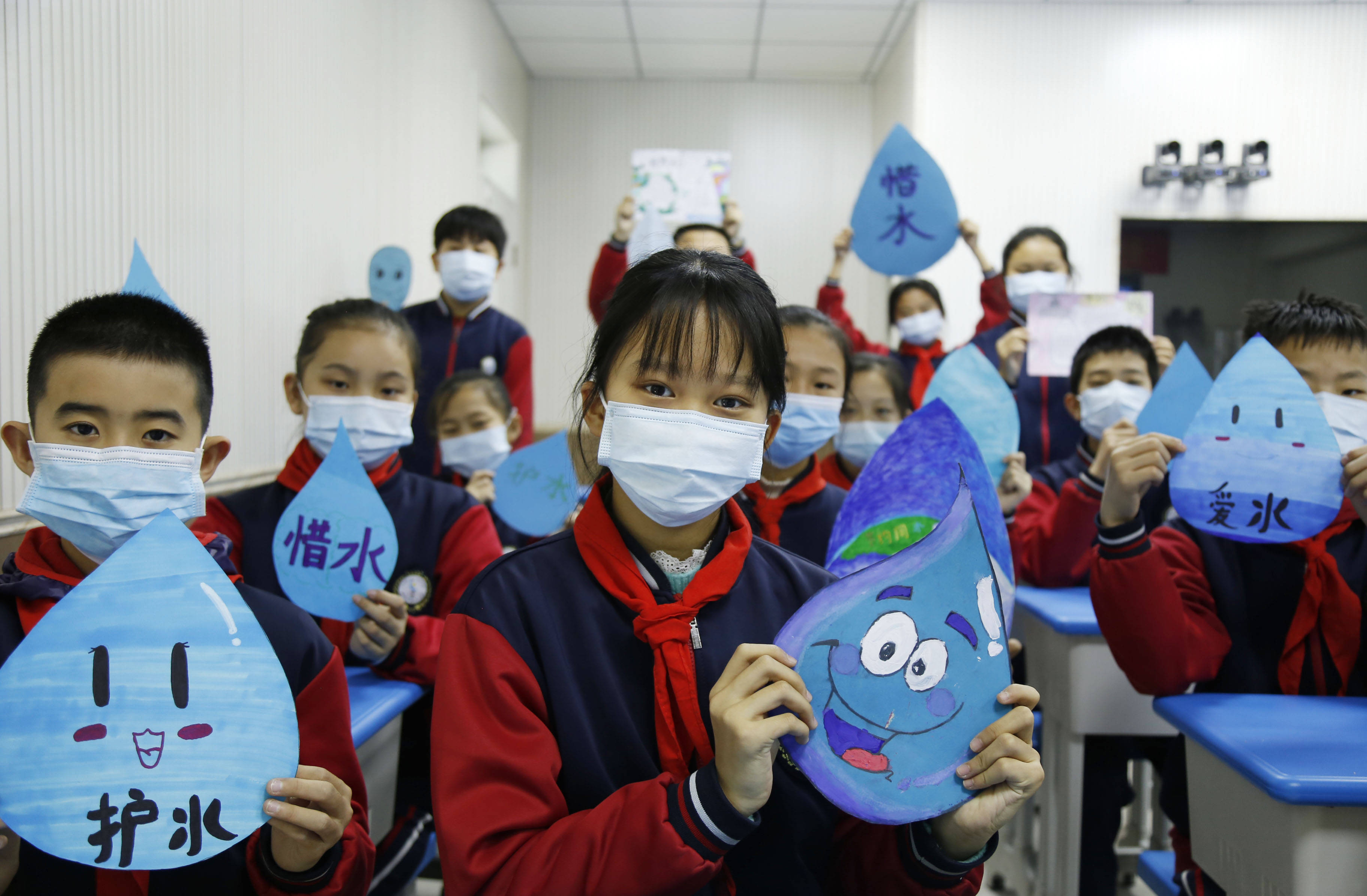 从小做起3月22日,河北省邢台市襄都区逸夫小学学生展示节水主题绘画