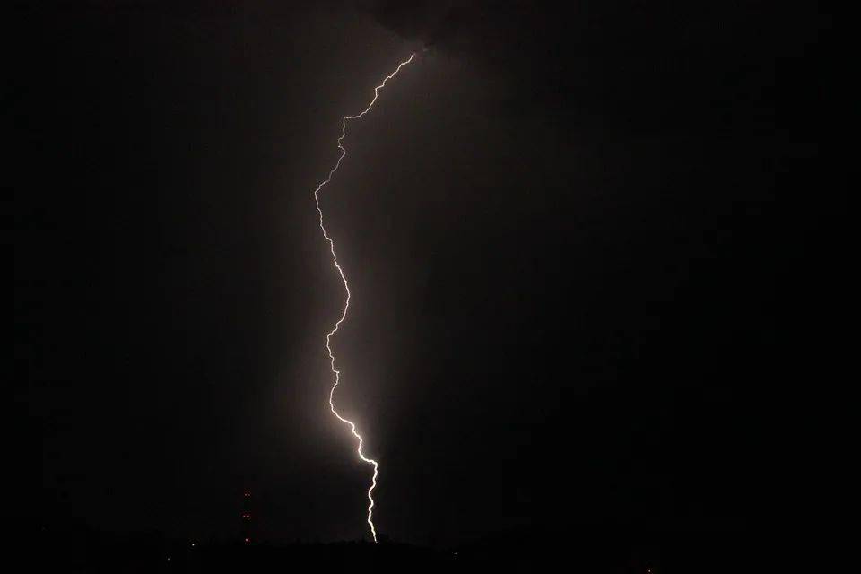 晴天霹雳,撕碎云层,雷声隆隆夏雷骤雨,电闪雷鸣,雷声阵阵,雷电大作,惊