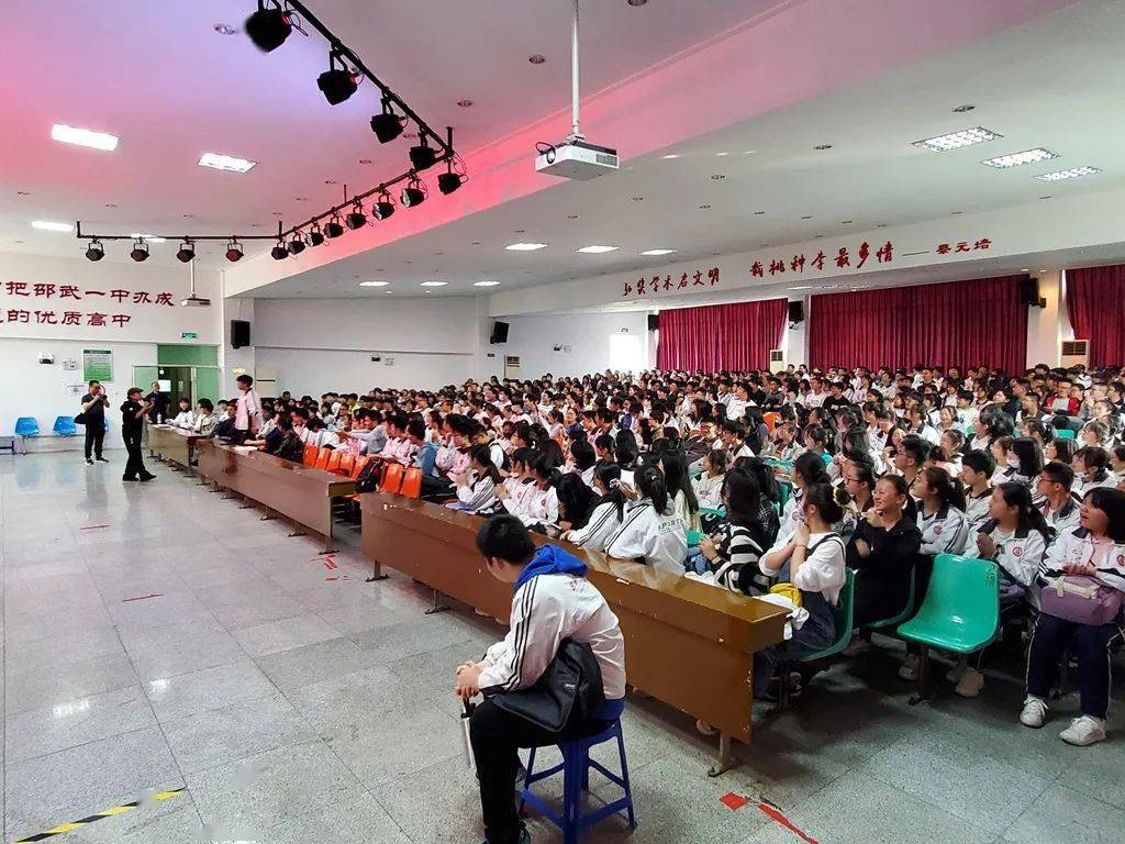 魏雁老师与一中学子谈文学与理想