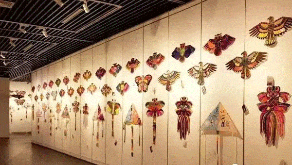 走起谁最快将风筝满线放飞到天空即获胜齐心合力将超大风筝放飞天空