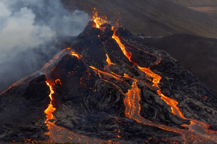 冰岛火山爆发和地震有关?喷发后的地面温度真能烤熟一根香肠?