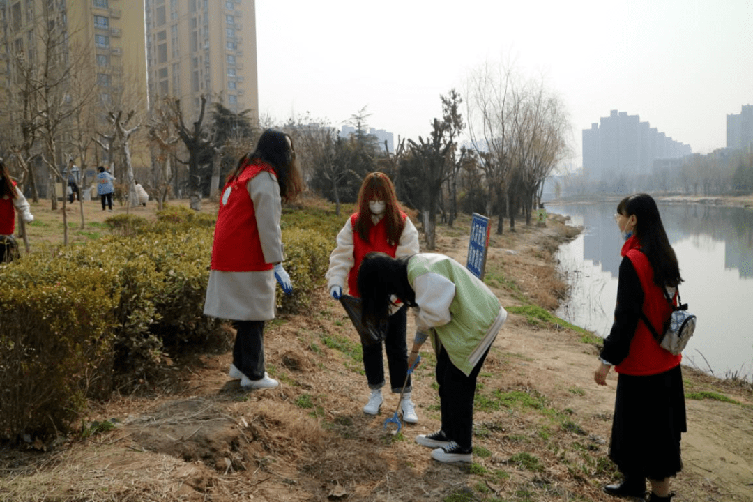 餐厅值班服务岗的志愿者们整装待发,开启了新学期的志愿服务活动