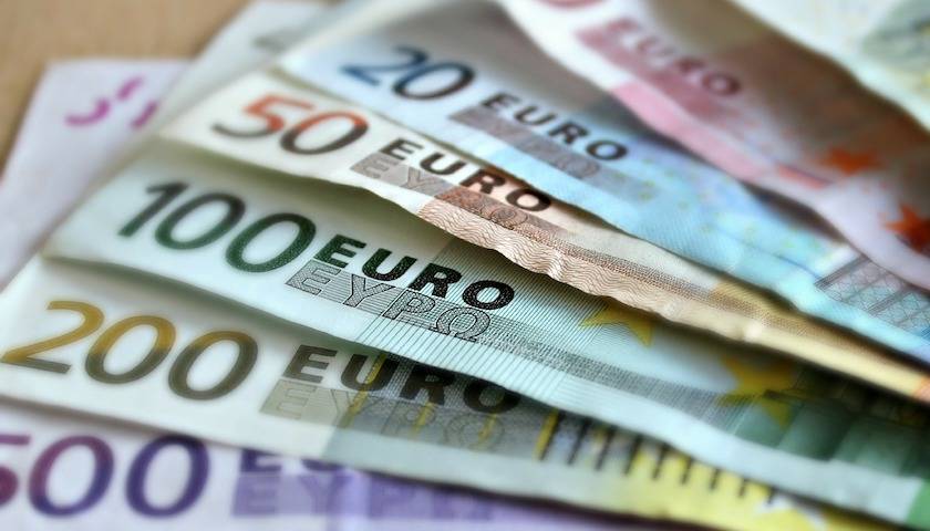 人民币兑换欧元_欧元问世而欧元正式启动是在_欧元