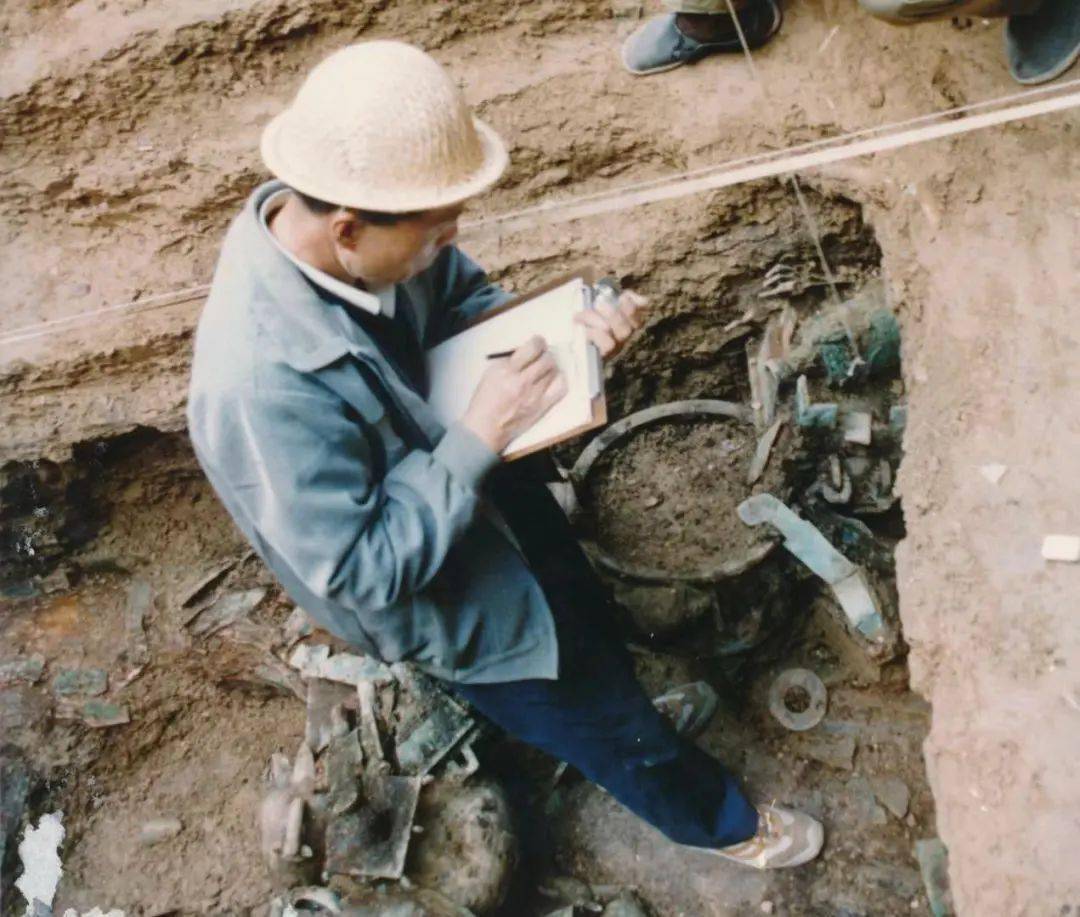 杨锡璋在殷墟考古工地工作.受访者供图