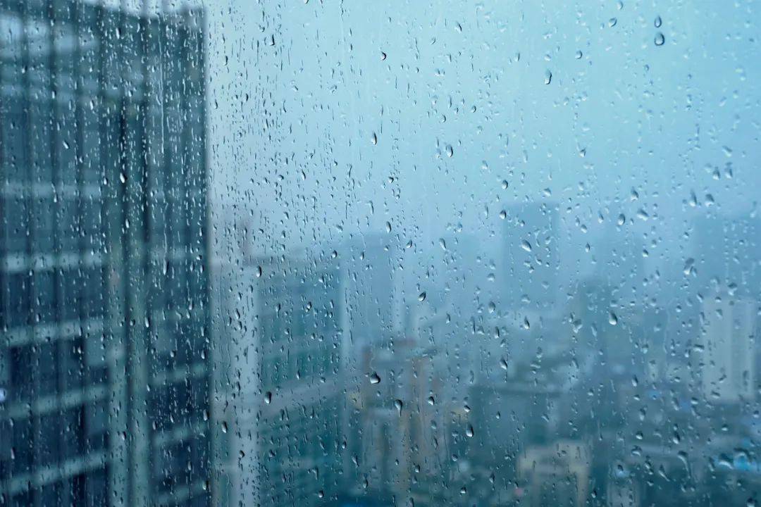 雨水打在玻璃窗上,或凝结成水珠,把窗外的风景都模糊了,不免有些许