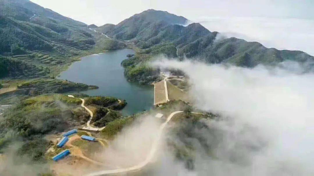云海之上的临武高山水库,海拨千米!
