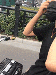 搞笑gif大爷你悠着点