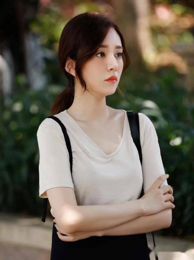王晓晨大秀苗条好身材,气质出众让人惊艳,堪称"人间尤物"