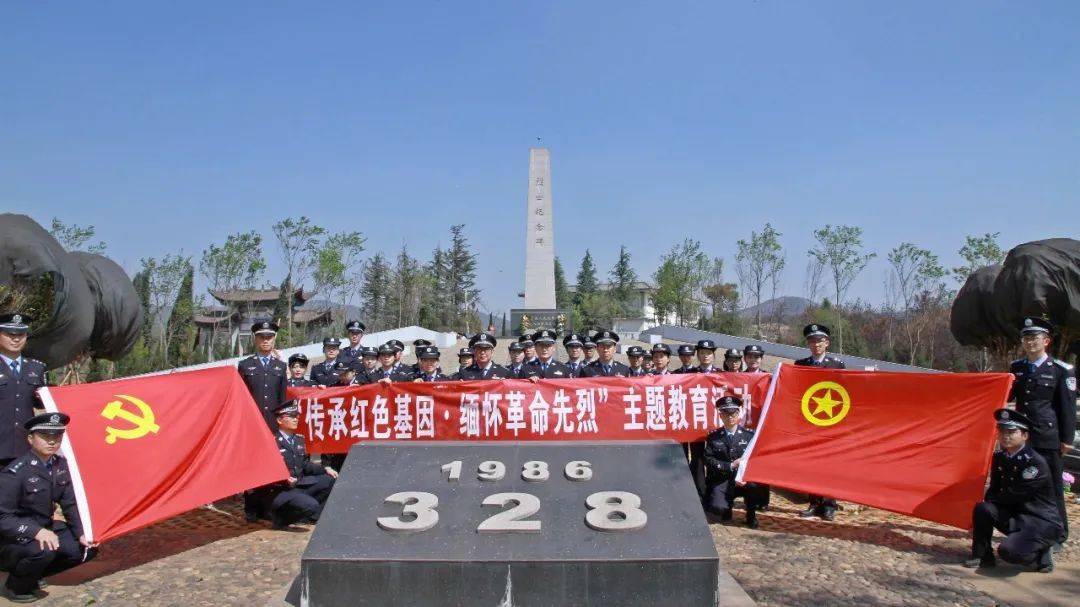 肃穆的烈士纪念碑前,全体警察脱帽默哀,沉痛悼念长眠于此的英雄.