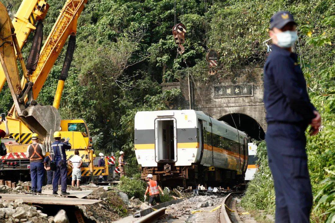 台铁突发脱轨事故:51人死亡,156人受伤
