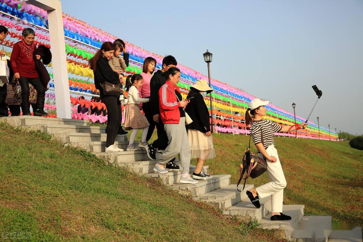 打卡襄阳彩虹风车走廊襄城区最绚丽网红地