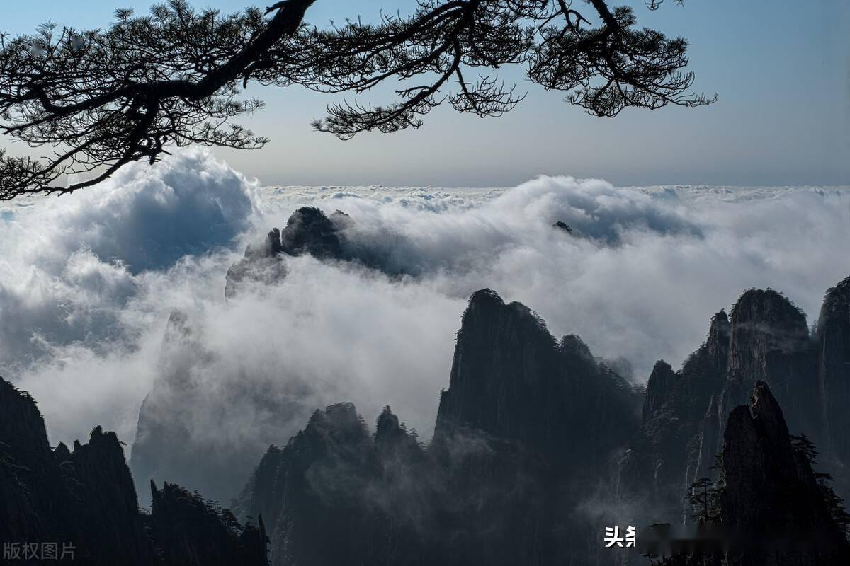 黄山风景区云开雾散,壮观的云海美如仙境