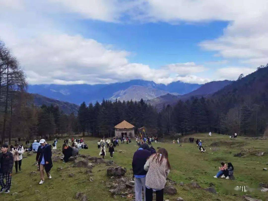 在达瓦更扎景区,游客们清晨站在山顶远眺云海日出,傍晚追逐日落,等到