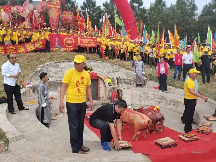 上午9:00太乙祖后裔以及参与的邓氏家人在梅州市松口镇盘龙村举行盛大