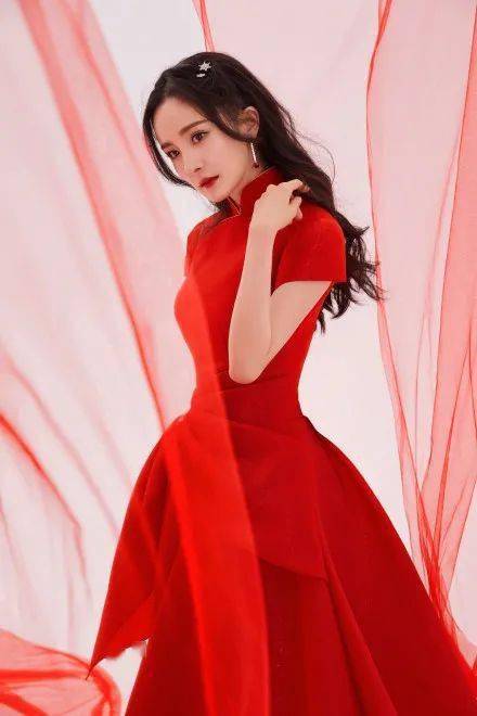 赵丽颖引领新一轮国货热:国产高定服装设计又美又高级