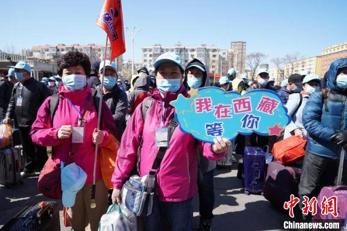 日11时20分,满载500余名游客的"龙藏号"旅游专列从哈尔滨东站缓缓驶出