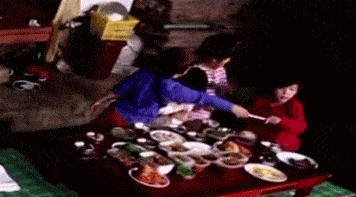 gif搞笑趣图看大哥的表情这一定非常美味