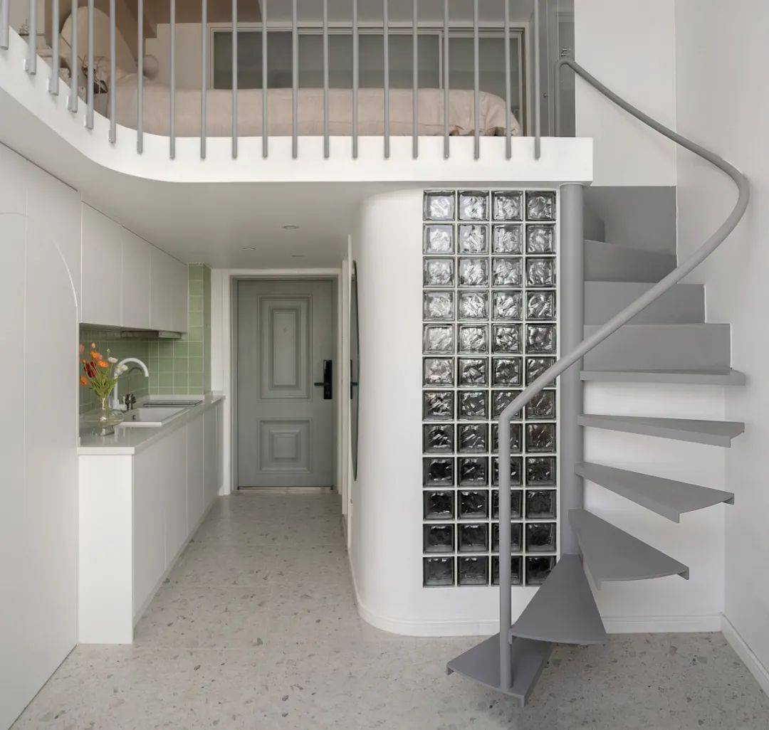 杭州95后妹子买下23㎡小公寓,玻璃砖,复古绿 旋转楼梯