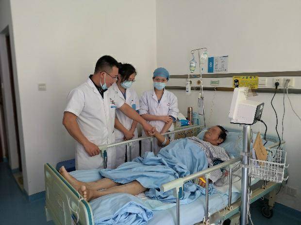 患者转出普通病房后,icu主任李宙和科室医生探望病人