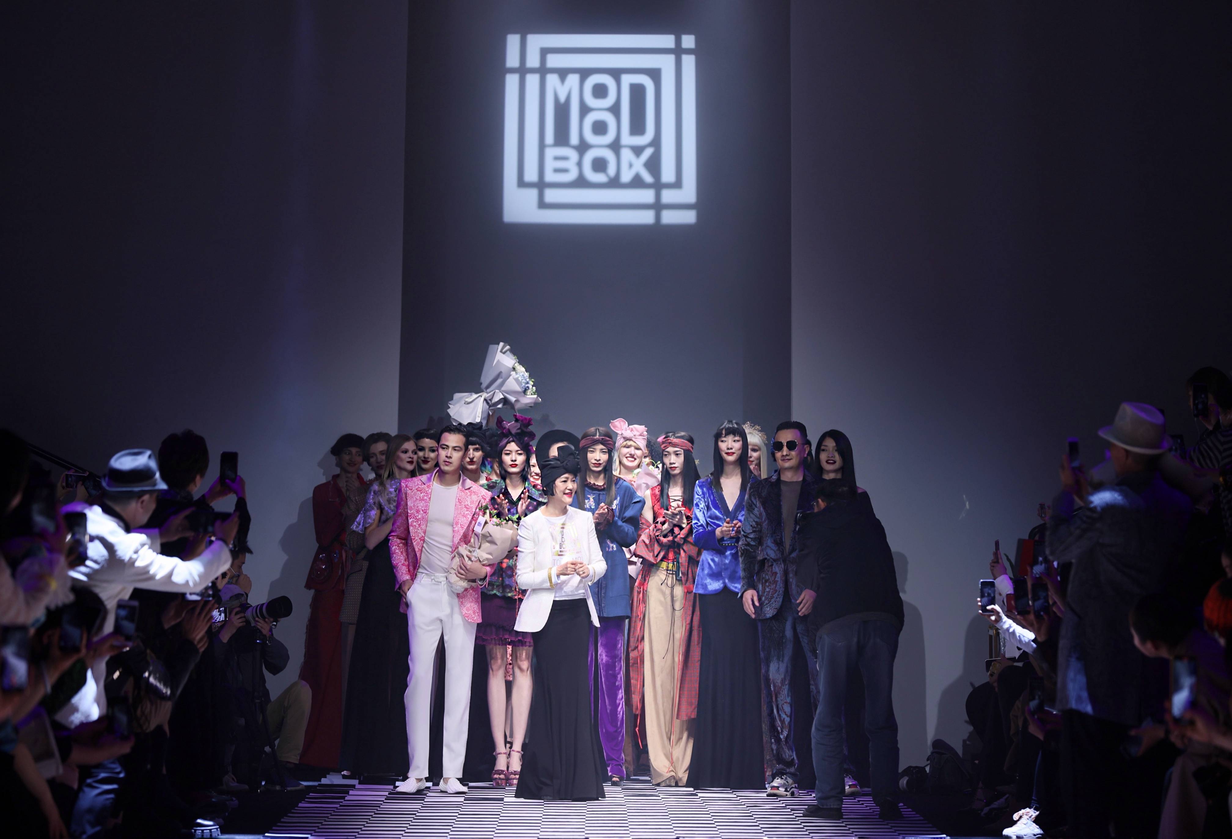 2021年 4月8日,moodbox发布品牌2021秋冬高级定制系列亮相上海时装周.