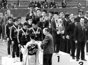 中国乒乓球运动员庄则栋(左)与美国乒乓球运动员格伦·科恩互赠礼物